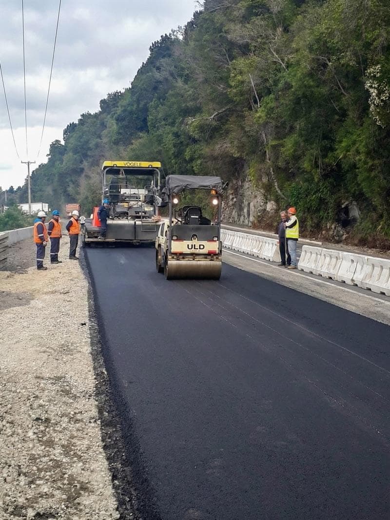 Maquinaria de movimiento de tierra en obra vial